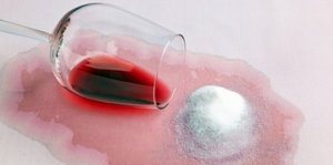 отстирать свежие пятна от красного вина